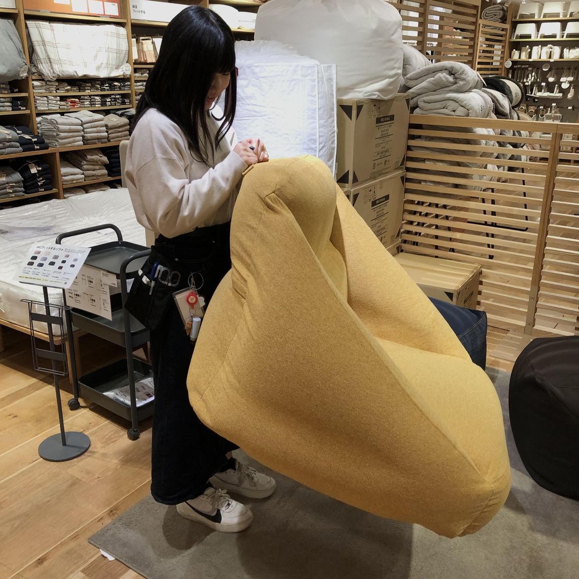 ルミネ大宮】新商品 空気でできたソファが登場｜ 無印良品